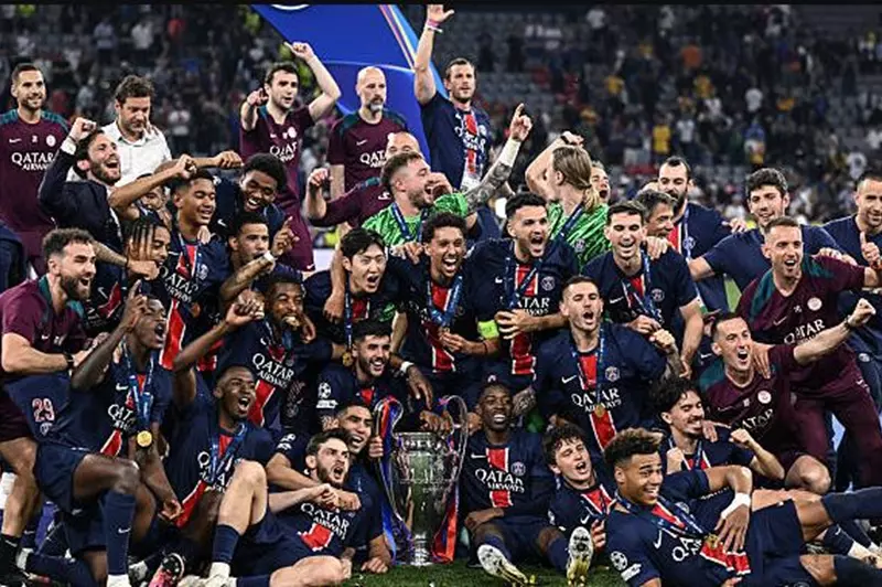 مبادرة رائدة: لاعبو باريس سان جيرمان يوزعون مكافآت دوري الأبطال على موظفي النادي